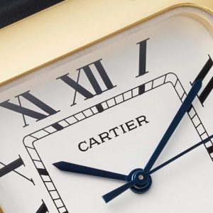 Alternative view of AF Cartier Santos Mechanical Large Series Movement: 9015 Automatic Mechanical Case Dimensions: 39.8 x 47.5 mm Dial:Sunburst white dial, sword-shaped blued steel hands, Roman numeral hour markers. Crystal: Scratch-resistant sapphire crystal. Crown: Stainless steel set with a faceted synthetic spinel. Case: Rose gold with diamonds, yellow gold with diamonds, stainless steel with diamonds.Strap: Stainless steel bracelet, silicone strap, quick-release leather strap, alligator leather strap. Functions: Time display, date display.